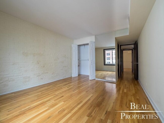 Building Photo - 2 bedroom in CHICAGO IL 60610
