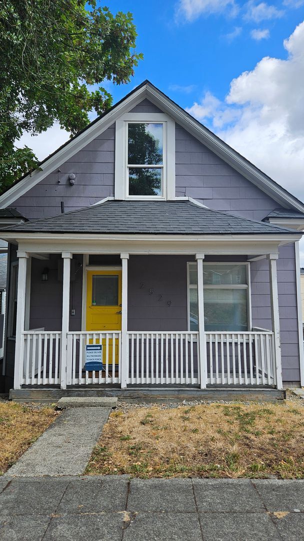 Primary Photo - Super cute Duplex in Heart of Tacoma (Lower Unit)