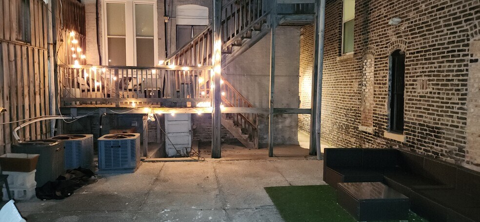 Building Photo - 1423 W Augusta Blvd
