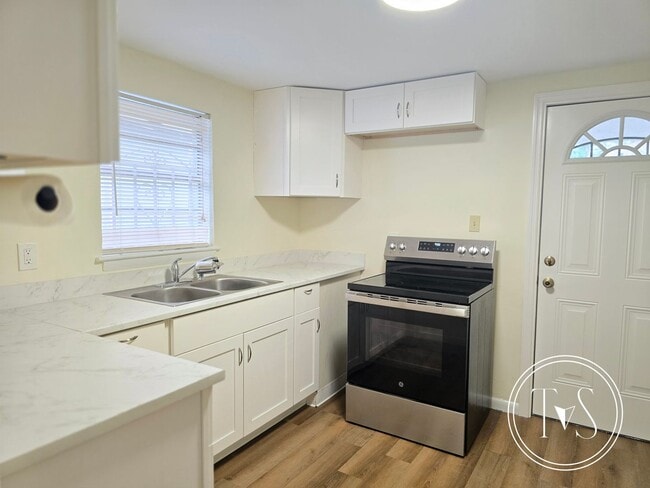 Building Photo - 816 W 48th St