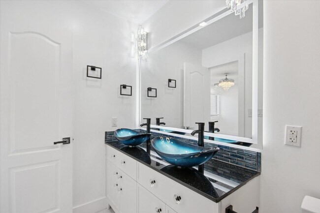 Building Photo - $200 RENT CREDIT | AVAILABLE NOW!