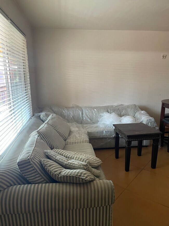 Building Photo - Pre-Leasing for August 1st!! Lovely 3 Bedroom Condo!! Close to the University of Arizona!! Perfec...