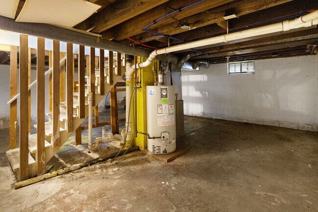 Building Photo - Centrally Located to Downtown Lansing
