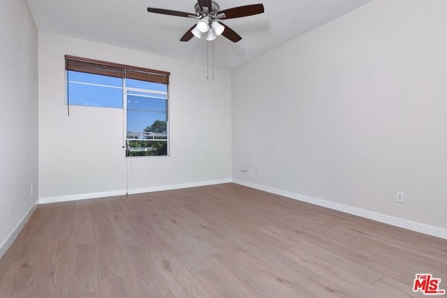 Building Photo - 5350 White Oak Ave