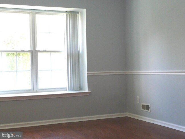 Building Photo - 2701 Saxony Dr