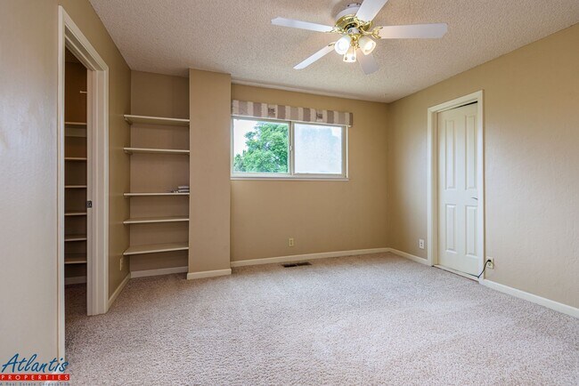 Building Photo - Lovely Home | Bonus Room | A/C | Solar Panels