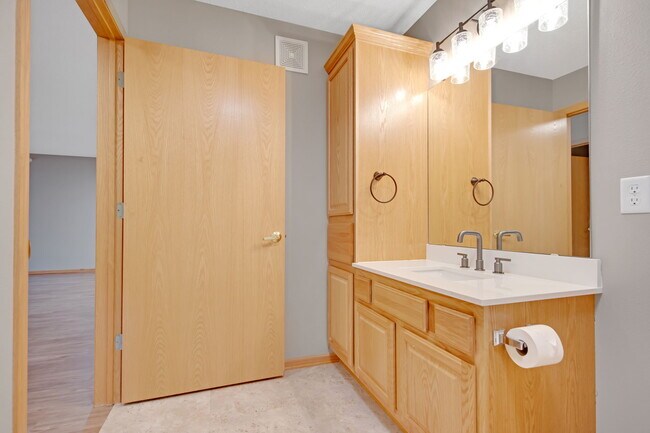 Building Photo - 15631 Linnet St NW