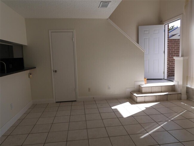 Building Photo - 13840 Hollowgreen Dr