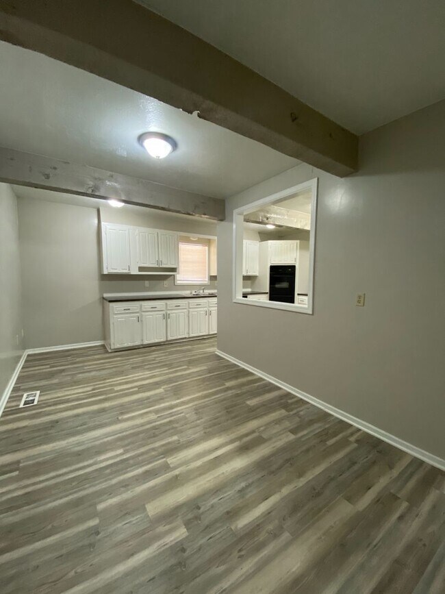 Building Photo - Huge 4 Bedroom in West Tulsa