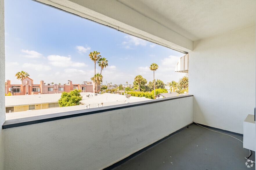 1BR, 1BA - 927SF - Balcony - Martel Royale