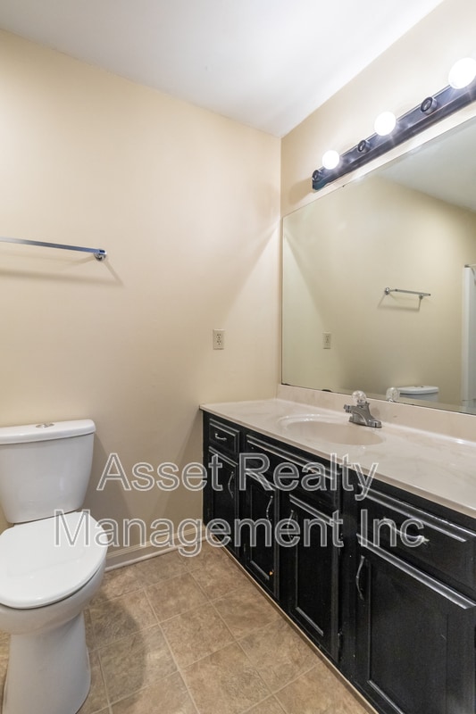 Building Photo - 1405 Wenlock Rd