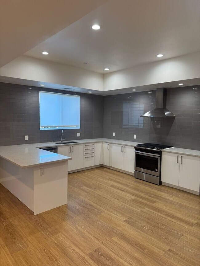 Building Photo - Stunning 4-bedroom, 3-bathroom home