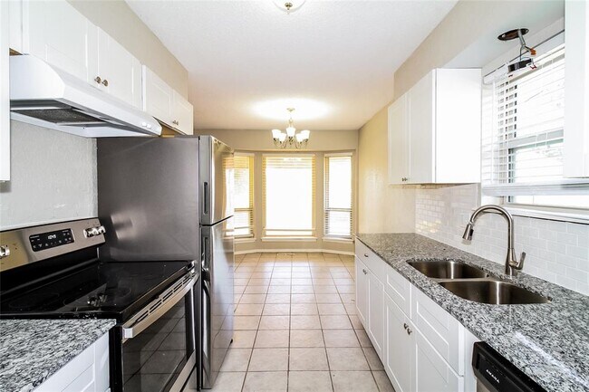 Building Photo - 1004 Cambridge Dr