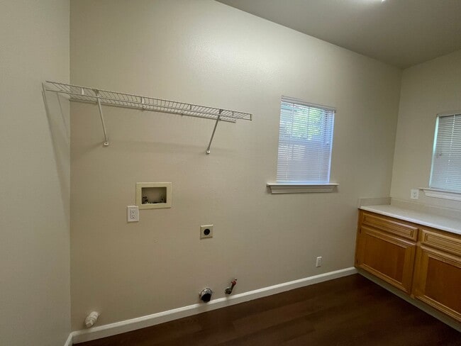 Building Photo - Exceptionally Spacious and Modernized 2x2 Townhouse w/Garage and Washer/Dryer Hookups!