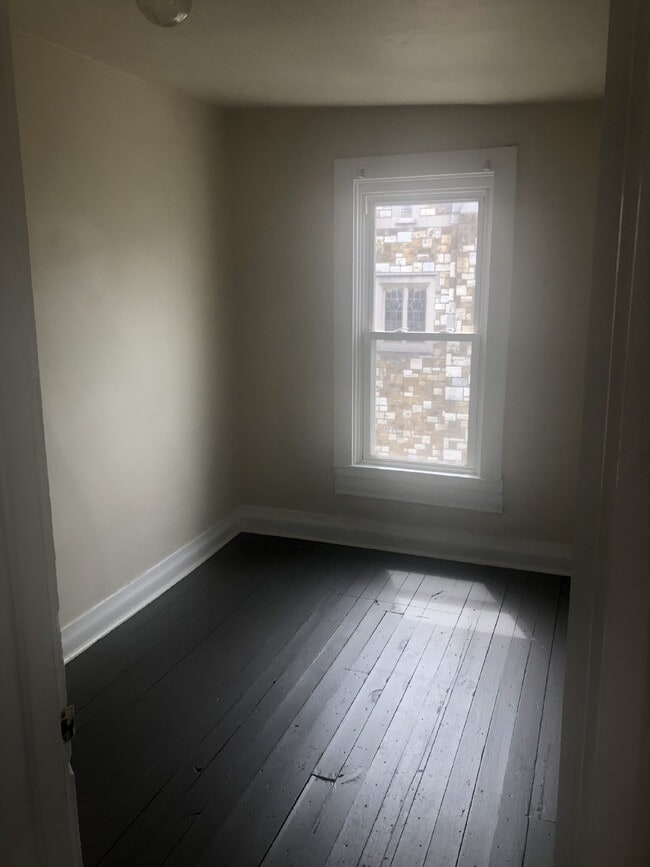 Building Photo - Move in ready!! Charming 4 Bedroom home!!