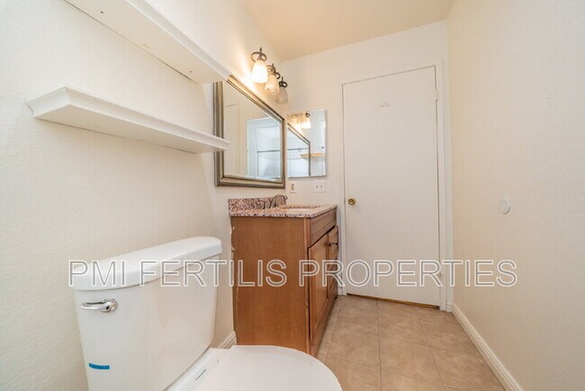 Building Photo - 8331 Vineyard Ave