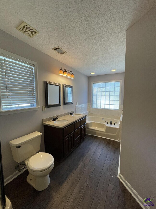 Building Photo - 102 S Gala Ct