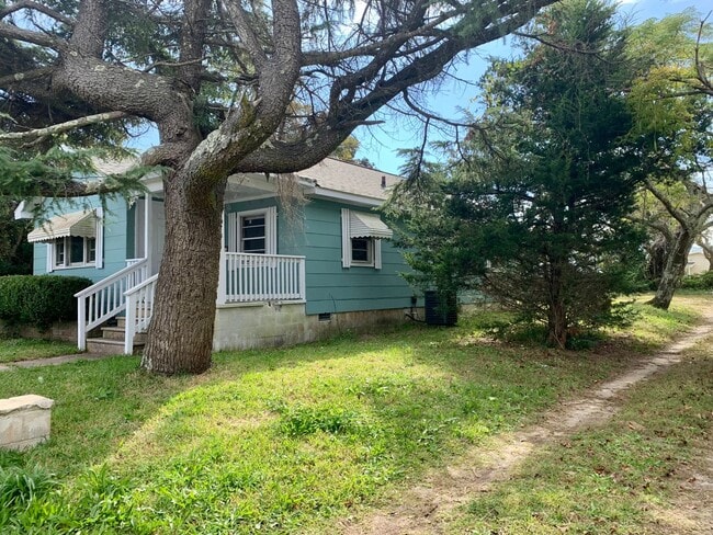 Building Photo - Promise Land North --  Charming 3 bedroom home in heart of Historic Walking District Downtown Mor...