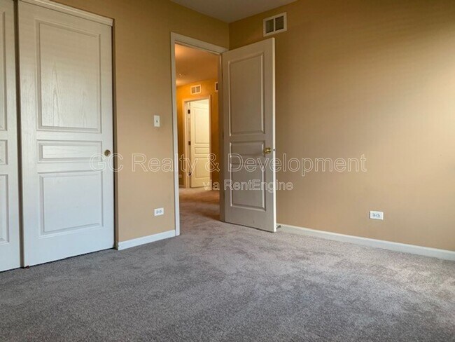 Building Photo - 922 Kings Canyon Dr