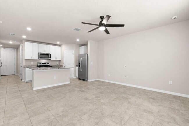 Building Photo - Town Home For Rent in Brandon with TONS OF UPGRADES!