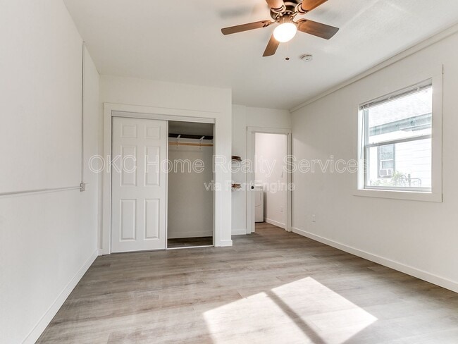 Building Photo - 1812 W Noble Ave