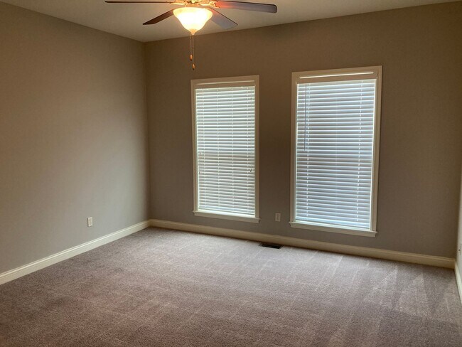 Building Photo - Bright 3BR Townhome with Bonus Room - Available NOW!