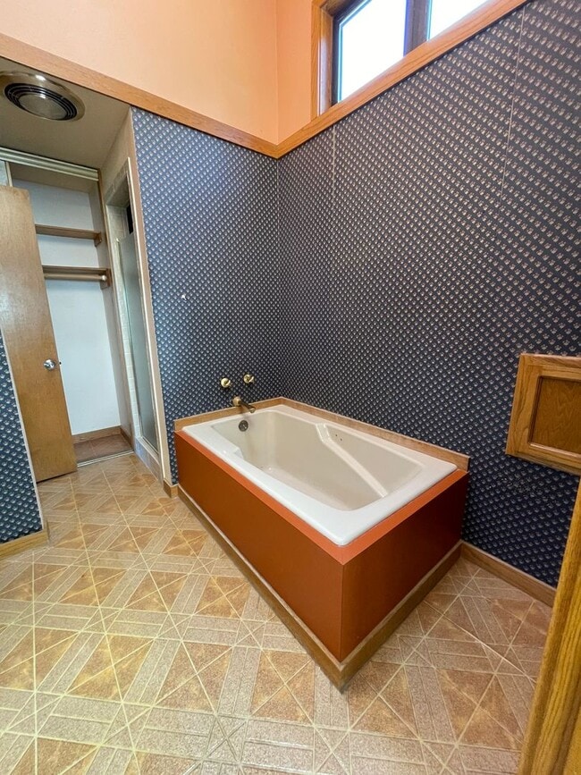Building Photo - Lovely, Spacious Home with Stunning view o...