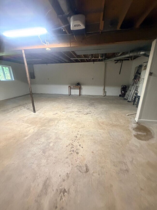Building Photo - Spacious Maryville City Rental with Finished Basement & Lawn Care Included!