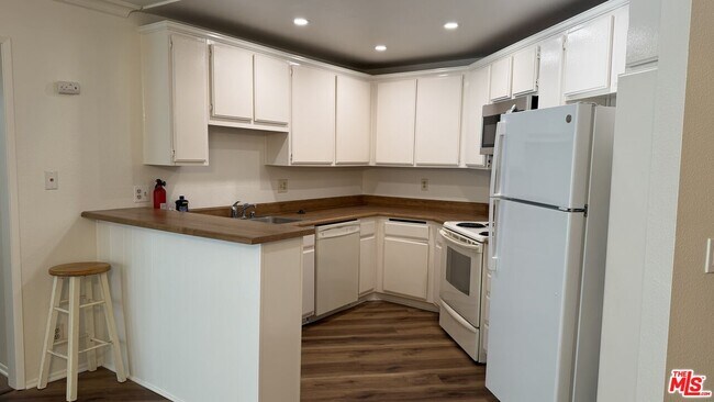 Building Photo - 4260 Vía Arbolada