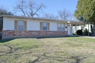 Building Photo - *Lease Pending* Comfortable three bedroom home!