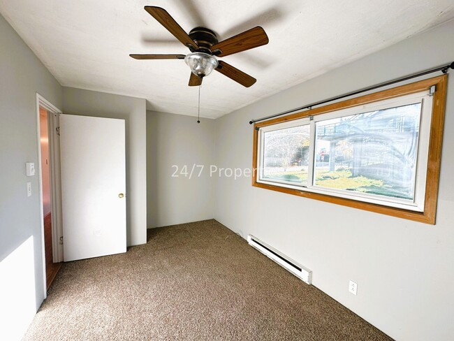 Building Photo - 2BD I 1BA Home + Garage - Large Lot