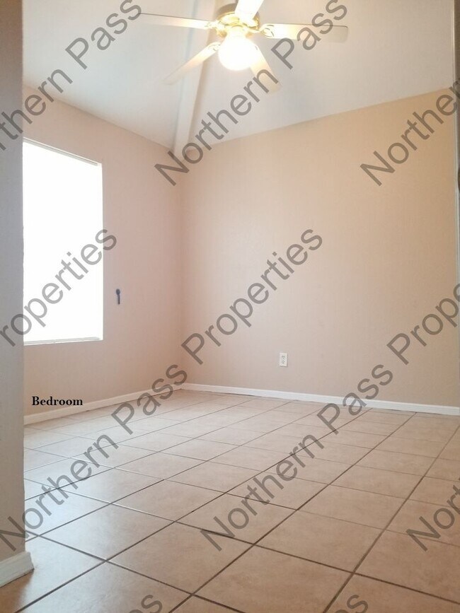 Building Photo - 3 Bedroom Duplex Move in Special