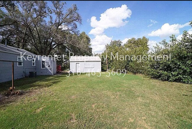 Building Photo - Cute 2 bedroom house on large lot with easy highway access!