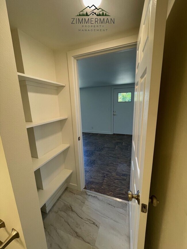 Building Photo - Newly remodeled house in a quiet neighborhood in Springfield