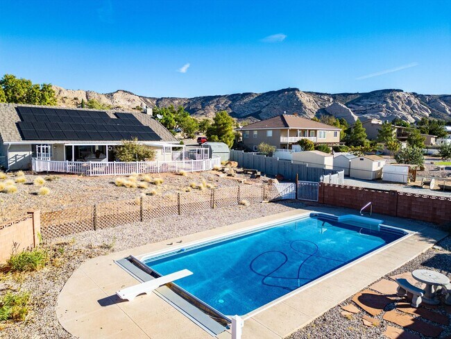 Building Photo - Horse Property!  Private Pool!  Land!