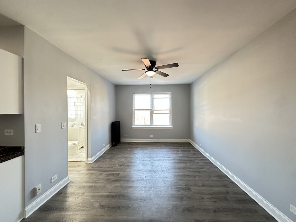 Building Photo - 4027 N Kenmore Ave