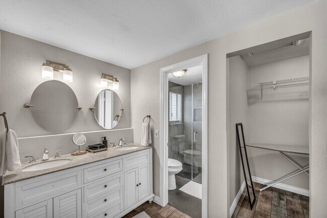 Building Photo - 3 Bed FULLY FURNISHED Pool Home
