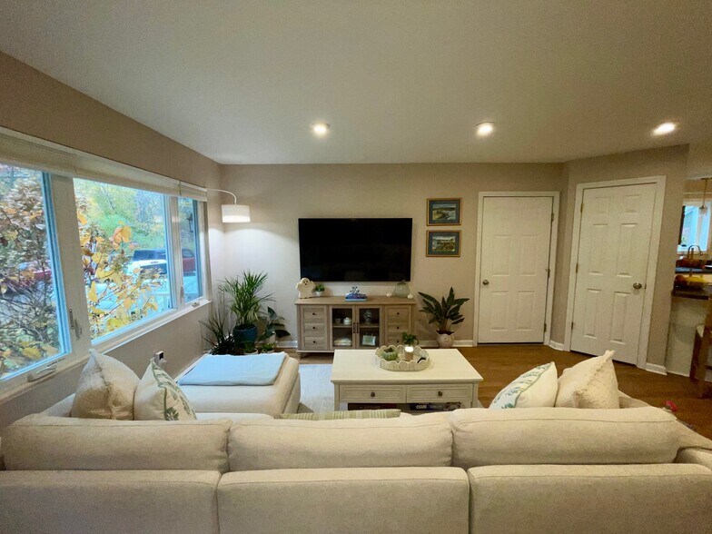 Building Photo - 118 Oslo St