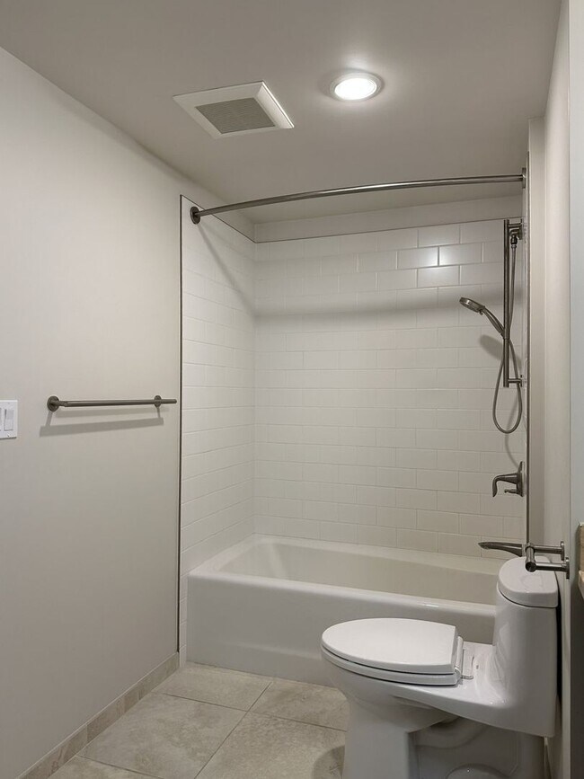 Building Photo - Waihonua at Kewalo 3BR/2BA/2PK