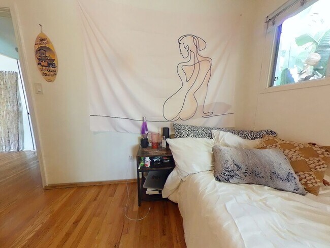 Building Photo - 4 Bedroom w/ POOL and Huge yard!