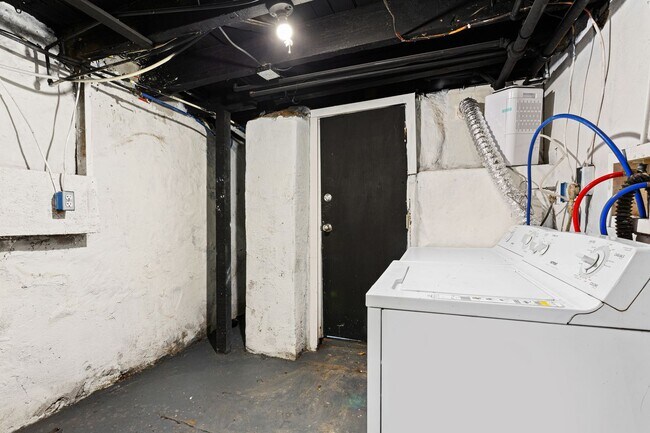 Building Photo - 2BR/1BA | Bonus Attic + Yard | Fast Approval