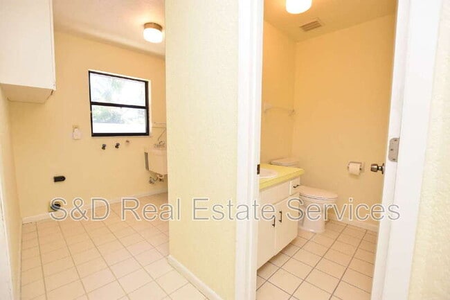 Building Photo - 1715 High Point Dr