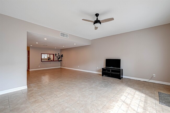 Building Photo - 2232 S Piney Point Rd