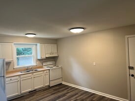 Building Photo - 595 Magie Ave