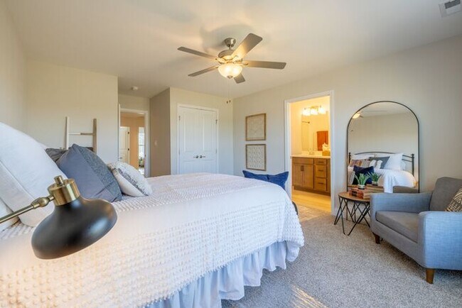 Building Photo - Great floor plan, Washer and Dryer Include...