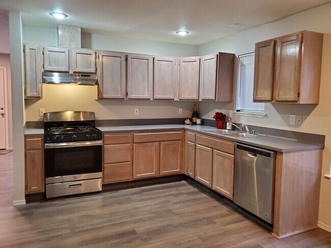 Building Photo - Updated 3 Bedroom 2 Bath Duplex In East Port Orchard