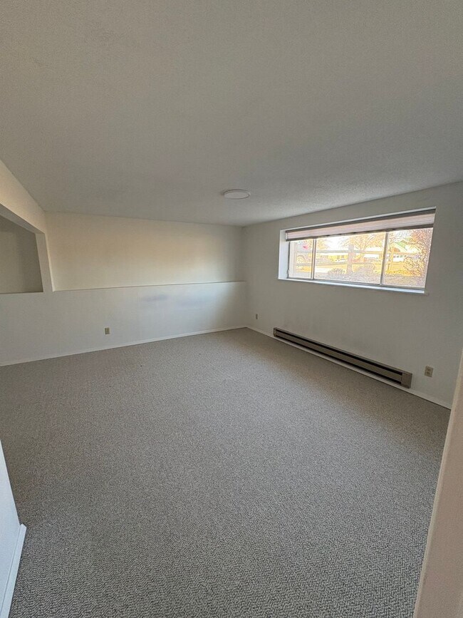 Building Photo - 4 bedroom 2 bath home prime location