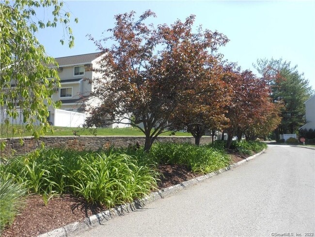Building Photo - 112 Willow Springs