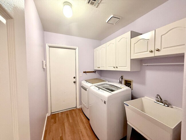 Building Photo - Spacious 4-Bedroom, 2-Bathroom Single-Stor...