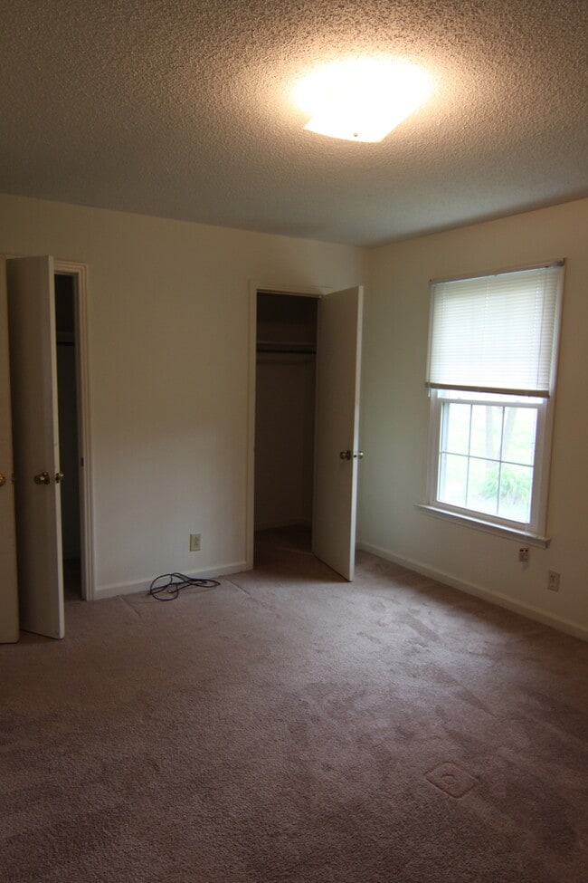 Building Photo - 4 Bedroom Pet Friendly Home For Rent Near Post!